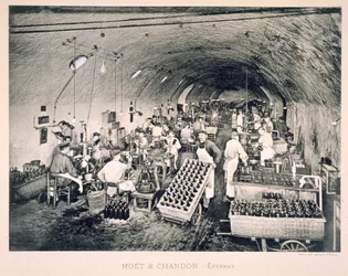 Forsegler champagnen på flaske, fra puben 'Le France Vinicole'. av Moet und Chandon, Epernay (photolitho)